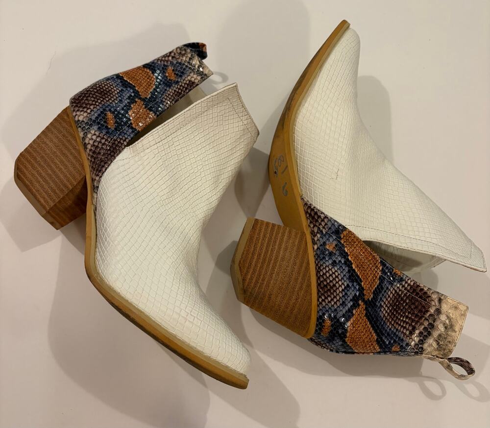 A Rider Girl Snake Print Pointed Toe Ankle Booties Women 10 White Western